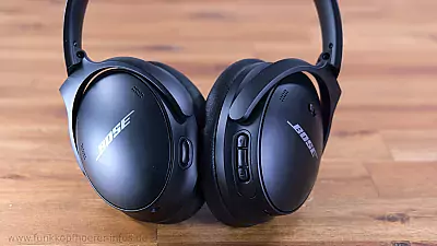 Der Bose QuietComfort 45 mit Tasten und Anschlüssen