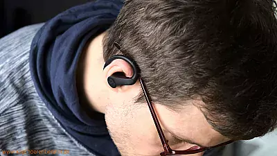 Brille hinter dem Ohr - Mit Bügelkopfhörer