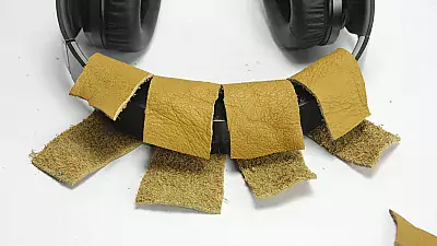 Einschnitte an einem Lederstück für die Reparatur