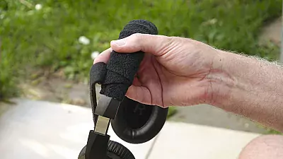 Kopfhörer mit Filzband umwickelt