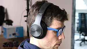 Brillenträger hat einen OnEar-Kopfhörer auf dem Kopf