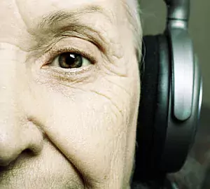 Alter Mann mit Funkkopfhörer