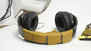 Leder ist auf einen Kopfhörer Kopfbügel geklebt