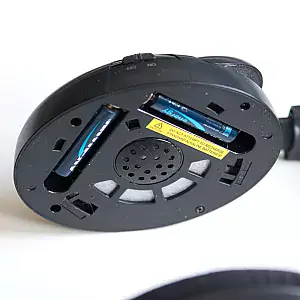 Akkus eines Funkkopfhörers in der Ohrmuschel unter dem Polster